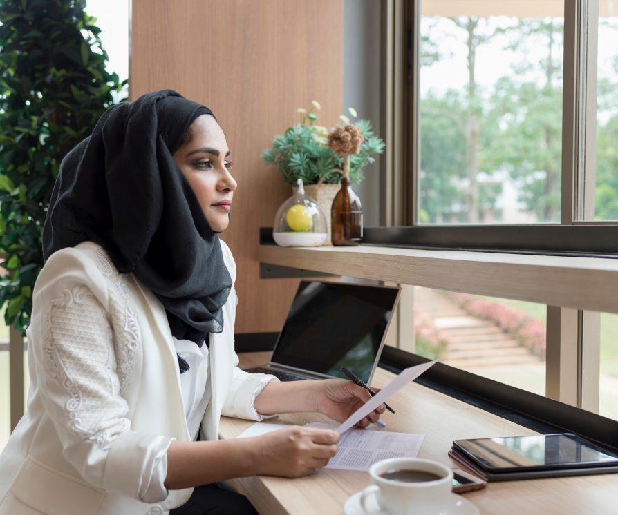 Arabian Businesswoman working in the coffee shop